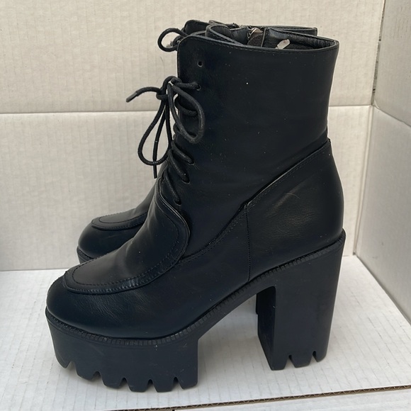 MONDAY Gothic Heels - Picture 4 of 5